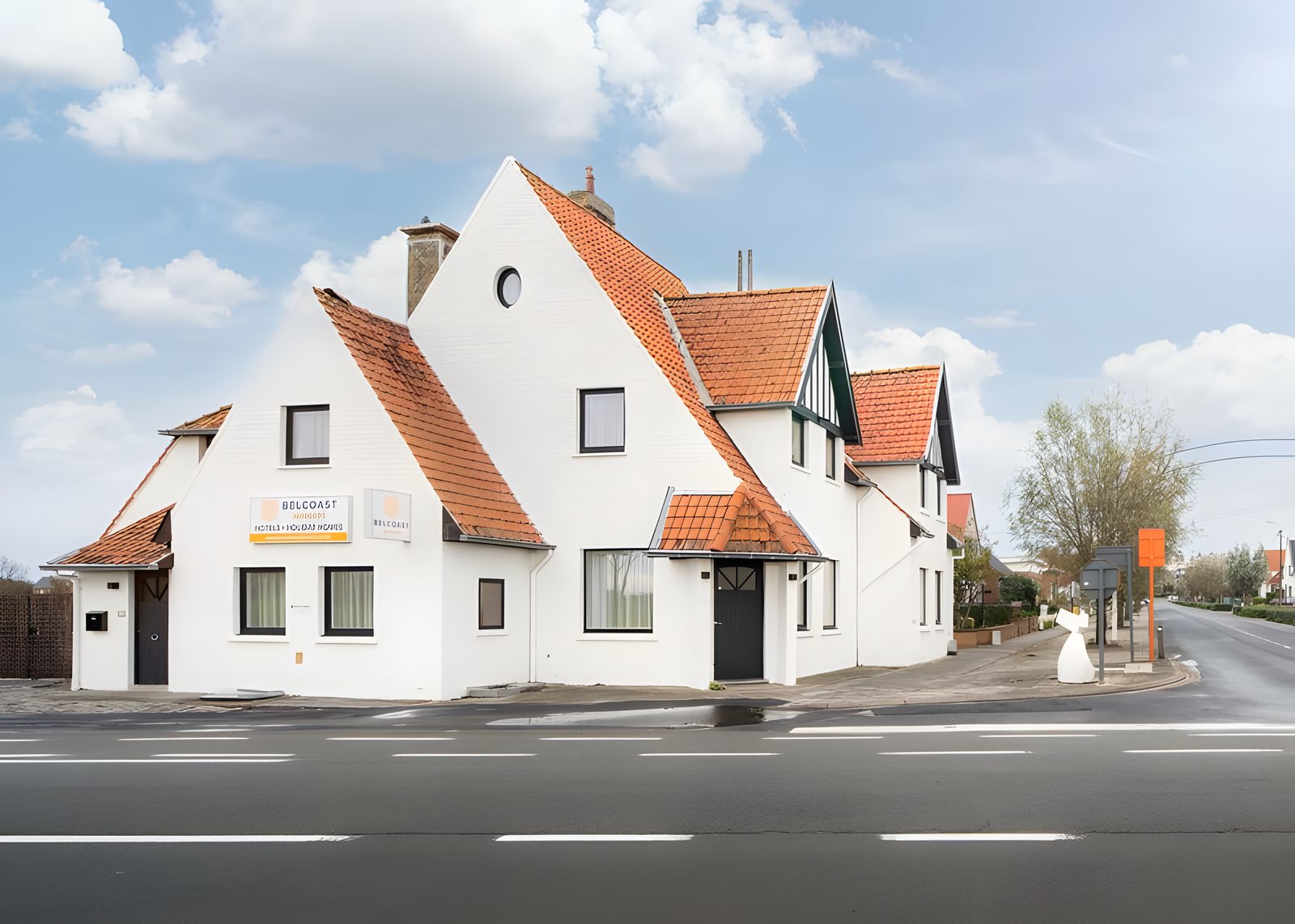 De gevel met rode pannen