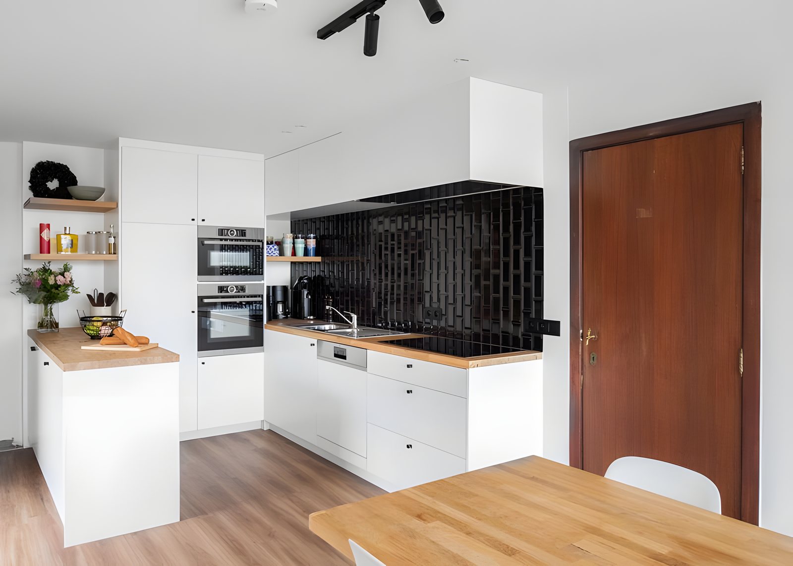 De witte keuken met houten werkblad