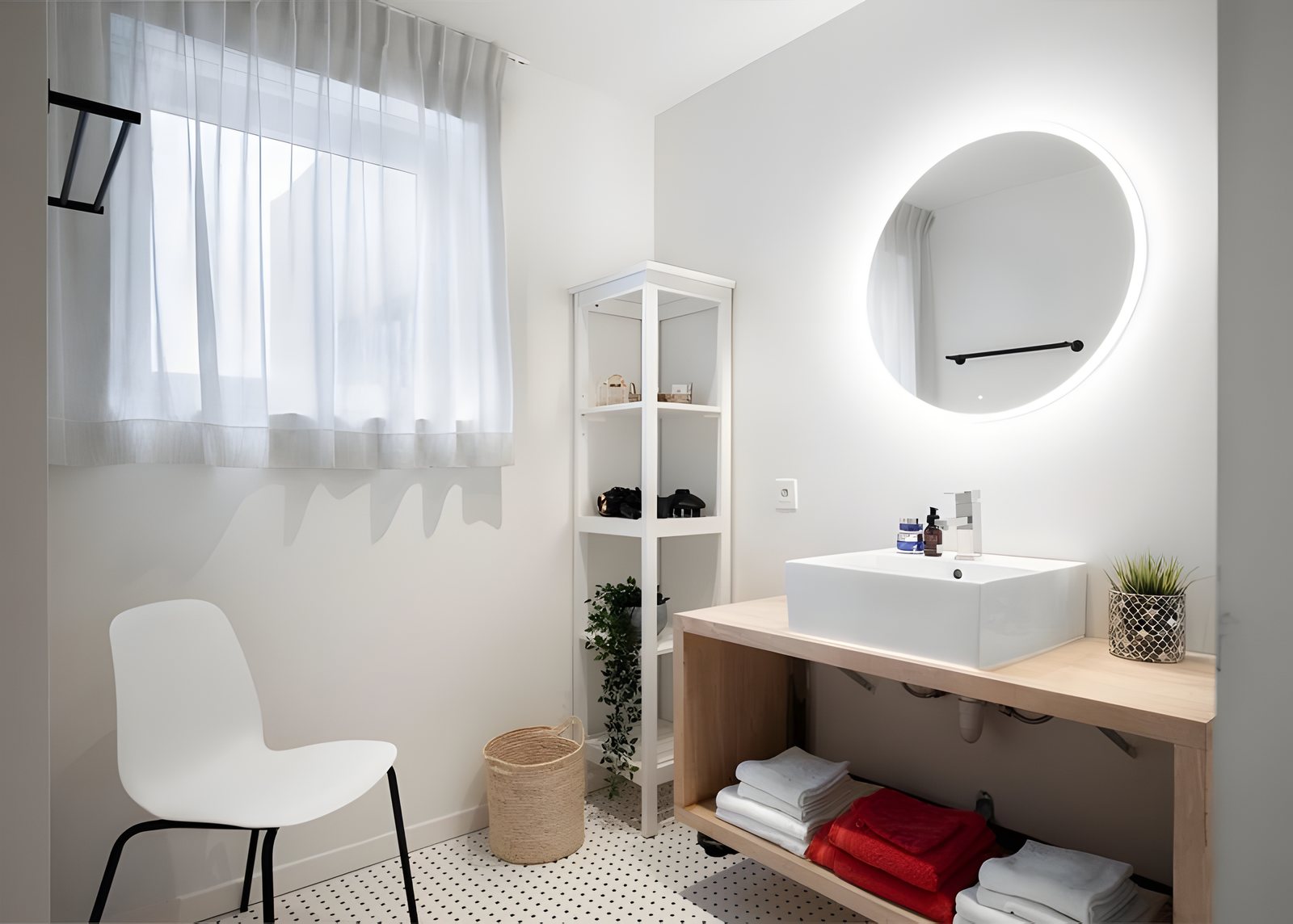 Badkamer met ronde spiegel