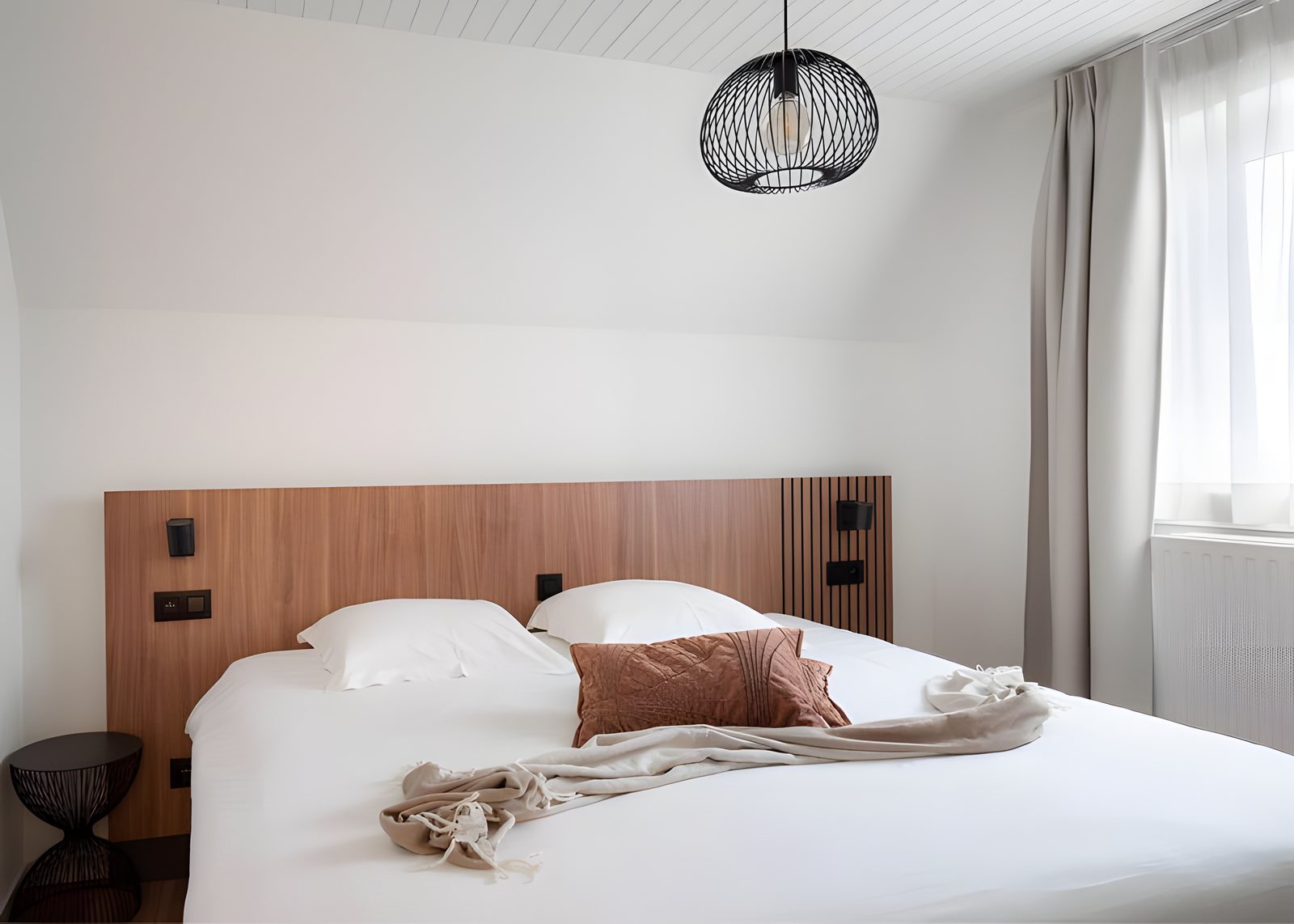 Slaapkamer met roze kussen