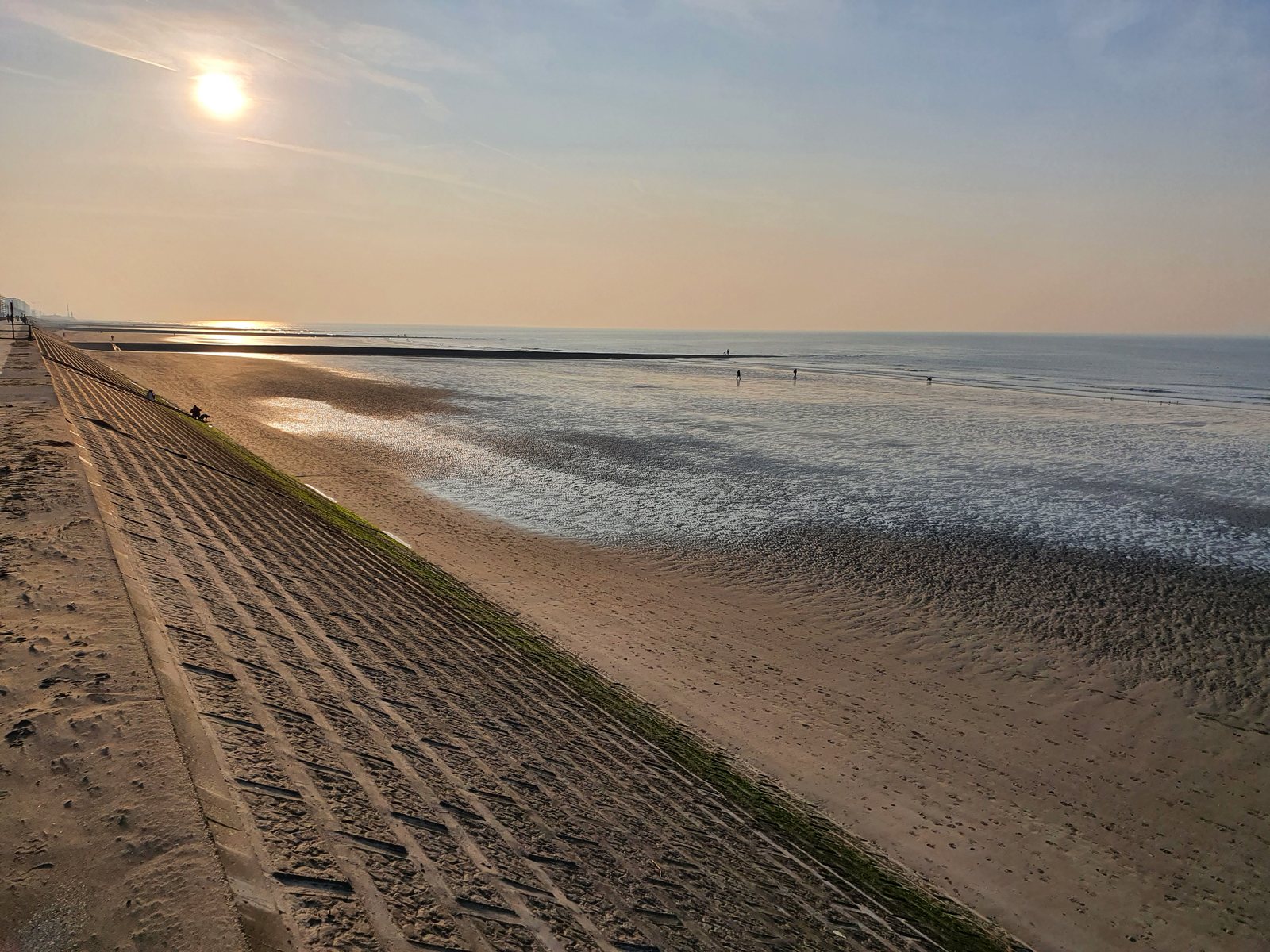 La plage de Westende à marée basse, lumière du soir