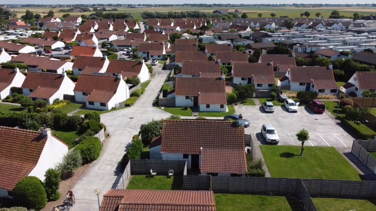 Zeegalm Bungalows vus du ciel, maisonnettes blanches aux toits rouges dans les dunes