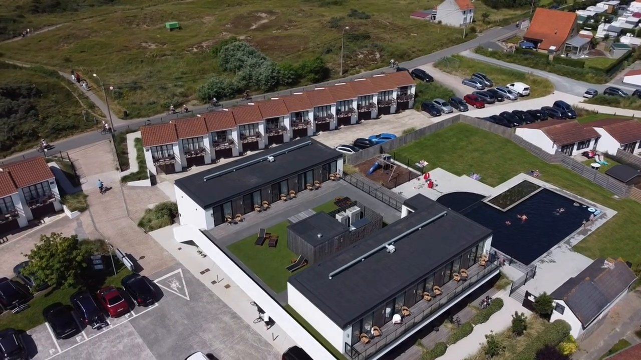 L’Hotel Zeegalm et la piscine naturelle vus du ciel